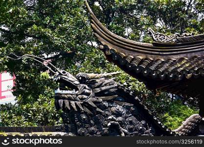 Low angle view of the statue of Chinese dragon on the roof, Yu Yuan Gardens, Shanghai, China
