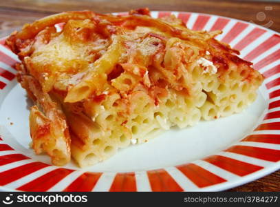 Macaroni with cheese and tomato