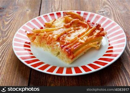 Macaroni with cheese and tomato