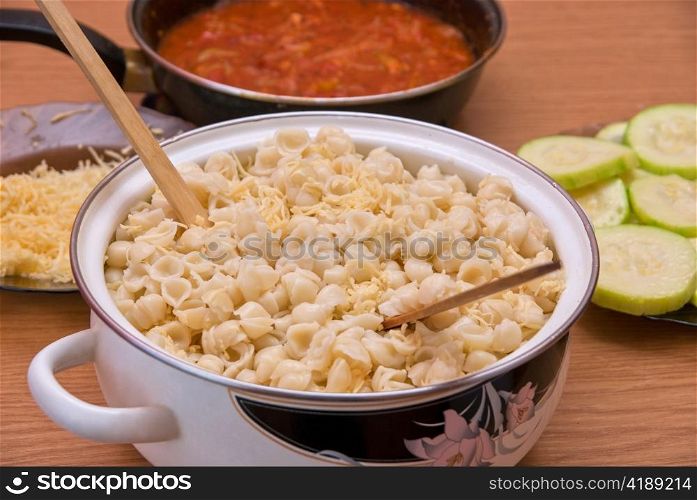 macaroni with cheese at table