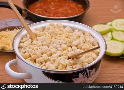 macaroni with cheese at table