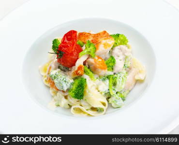 Macaroni with cheese, chicken and mushrooms