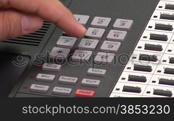 Maennliche Hand waehlt verschiedene amerikanische Service-Hotline-Nummern --- Male hand dialing various 1-800 service hotlines