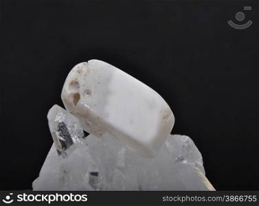 Magnsite on rock crystal