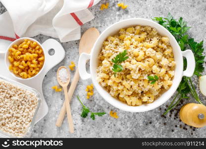 Makaroni po-flotski. Boiled pasta in navy-style with ground chicken meat and fried onions