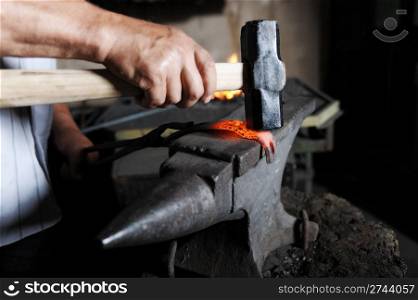 Making a decorative element in the smithy on the anvil