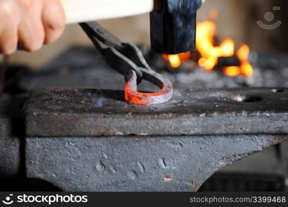 Making a decorative element in the smithy on the anvil