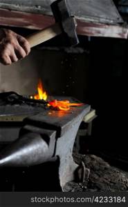 Making a decorative element in the smithy on the anvil