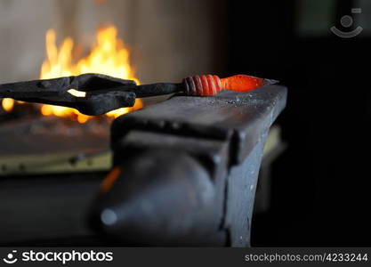 Making a decorative pattern in the forge