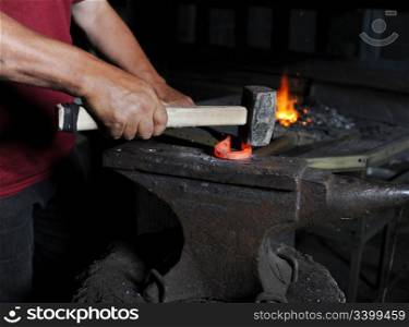 Making a decorative pattern in the smithy on the anvil