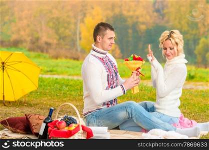 male 35 years, presents a bouquet of his beloved at the picnic