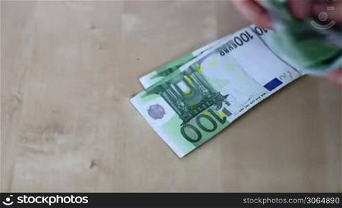 male hands count bank notes, mannliche Hande beim Zahlen von Geldscheine
