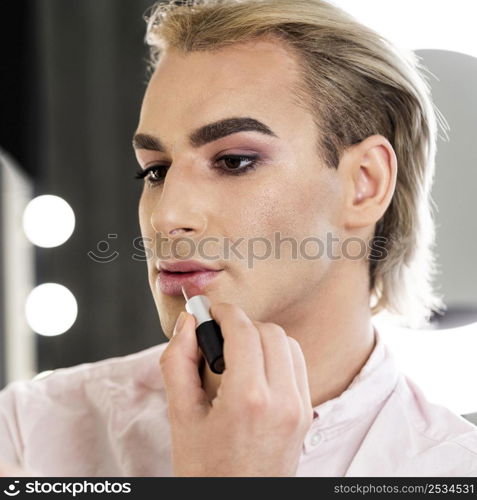 male make up look using lipstick