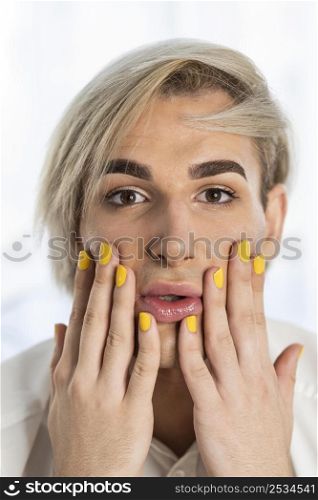 male make up look yellow nails