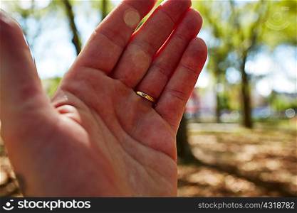 Man&acute;s hand with wedding ring, close up