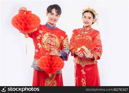 Man and women wear cheongsam smiling with nice red l&