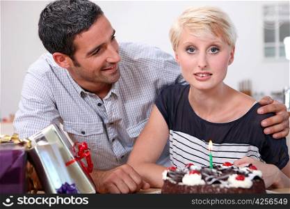 man celebrating girlfriend&acute;s birthday