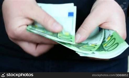 Man counting 100 Euro banknotes