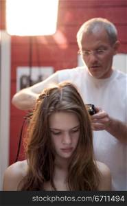 Man cutting a womans hair