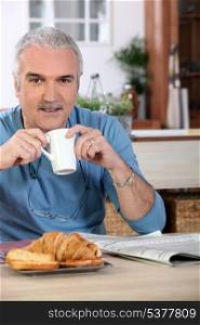 Man drinking tea for breakfast