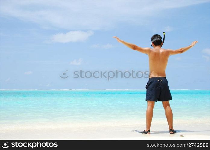 man getting ready to go snorkeling in a tropical island