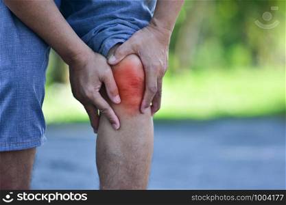 Man knee pain when running or jogging