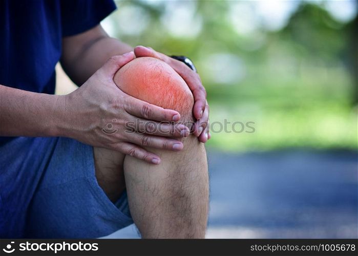Man knee pain when running or jogging