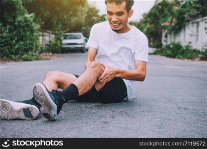 Man Knee pain when running or jogging