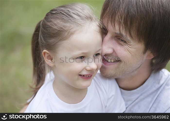 Man squashes nose to the side of girl&acute;s face
