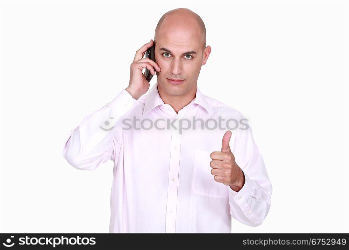 Man talking on the phone and giving the thumb&acute;s up