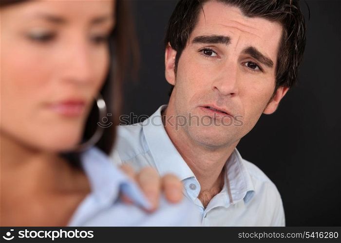 man trying to reconcile with girlfriend