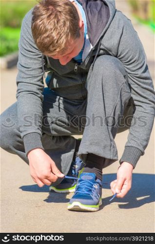 man tying shoelace sneakers before the start