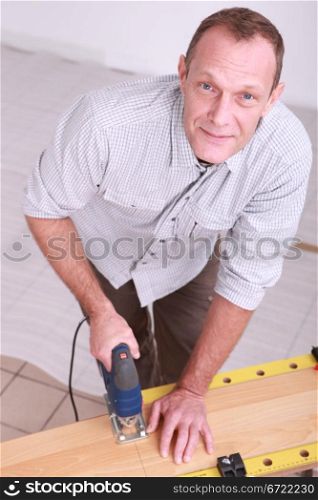 Man using a jigsaw