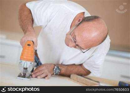 Man using jigsaw