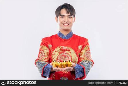 Man wear Cheongsam suit  give gold to his relative for lucky in chinese new year