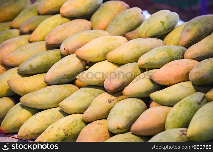 Mango market / New harvest fresh mango organic produce agriculture in the summer for sale