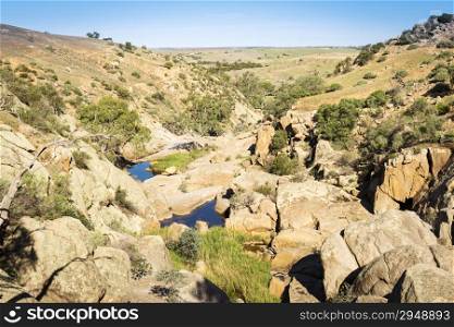 Mannum Falls canyon in rural Australia with rocks and trees