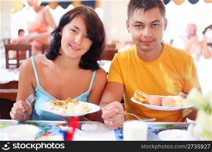 Married couple having breakfast at restaurant, Have control over plates
