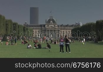 Marsfeld mit +cole Militair, gegennber Eiffelturm in Paris, Champ de Mars