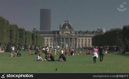 Marsfeld mit +cole Militaire, gegennber Eiffelturm in Paris, Champ de Mars