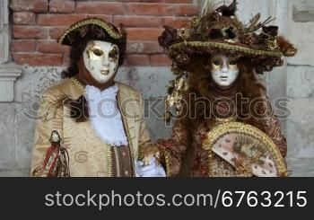 Maskierte Menschen in Venedig.