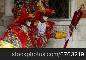 Maskierte Menschen in Venedig.