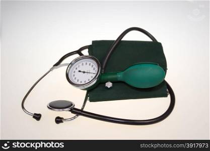 Medical apparatus for measuring blood pressure.It is a traditional , mechanical aparatus with sleeve for attaching them to the patient&rsquo;s arm,pear to pump sleeve,shield with measuring scale and stethoscope.