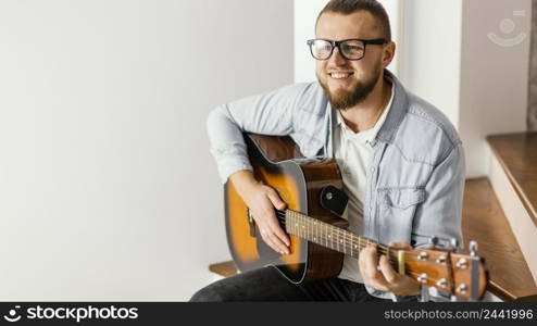 medium shot smiley man playing guitar 4