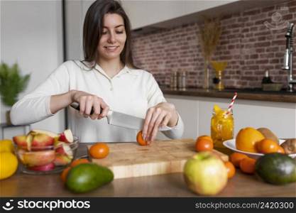 medium shot woman cutting tomato