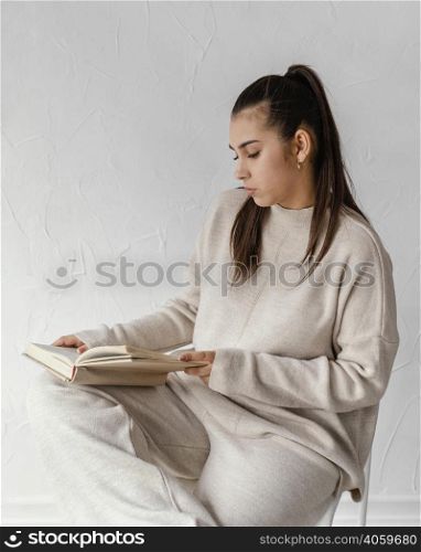 medium shot woman reading