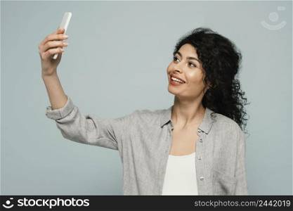 medium shot woman talking selfie