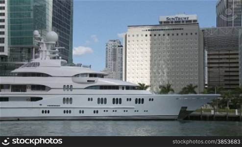 Mega-Yacht liegt am Pier eines Luxushotels in Downtown Miami - mega yacht at pier in front of luxury hotel
