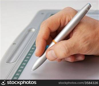 Men&acute;s hand draws on the graphic tablet PC