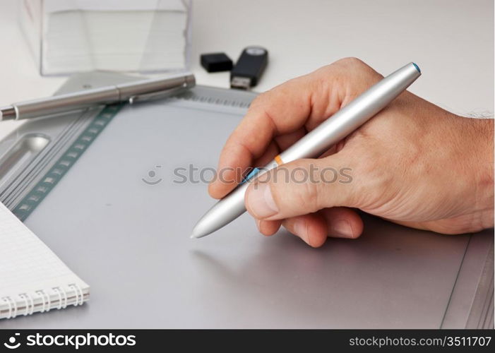 Men&acute;s hand draws tablet pc